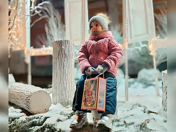 Сладкие гостинцы нашли под елочкой дети сотрудников